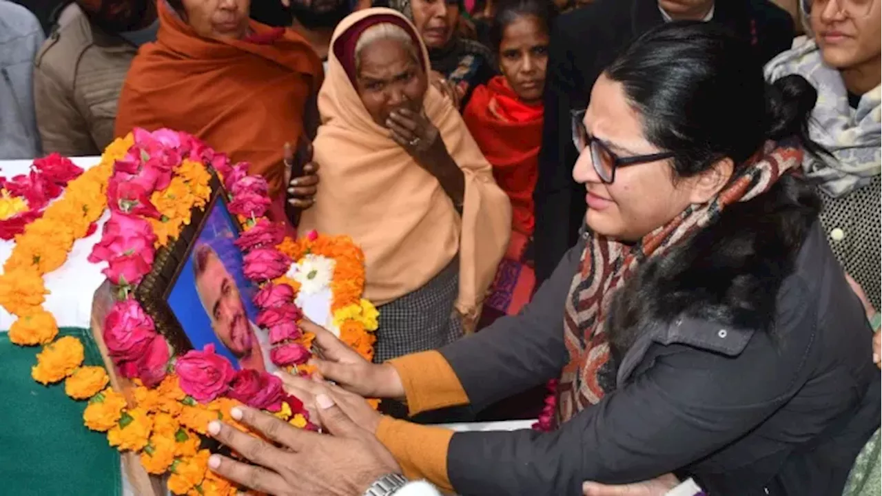 हेलीकॉप्टर हादसे में शहीद कोस्टगार्ड पायलट सुधीर यादव का अंतिम संस्कार