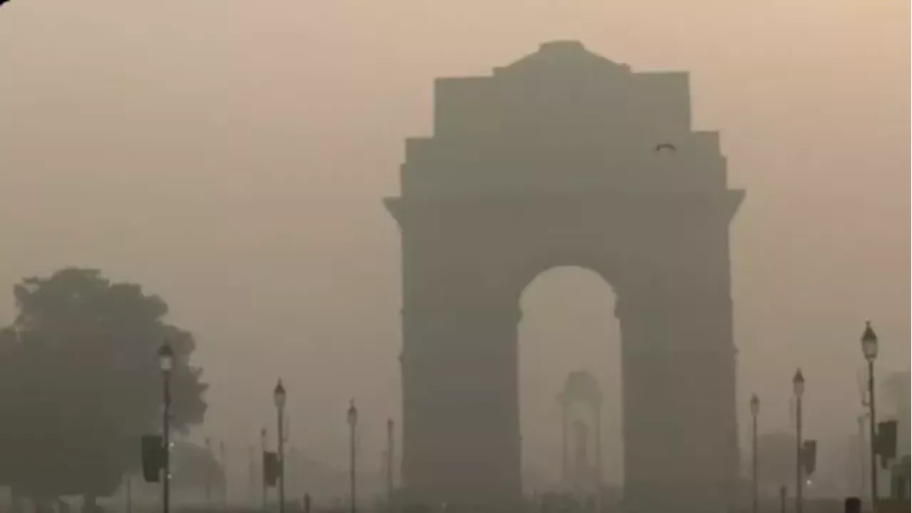 Weather Update: कोहरे की चादर में लिपटा दिल्ली-एनसीआर, वाहनों की रफ्तार पर लगा ब्रेक; जानिए AQI का हाल