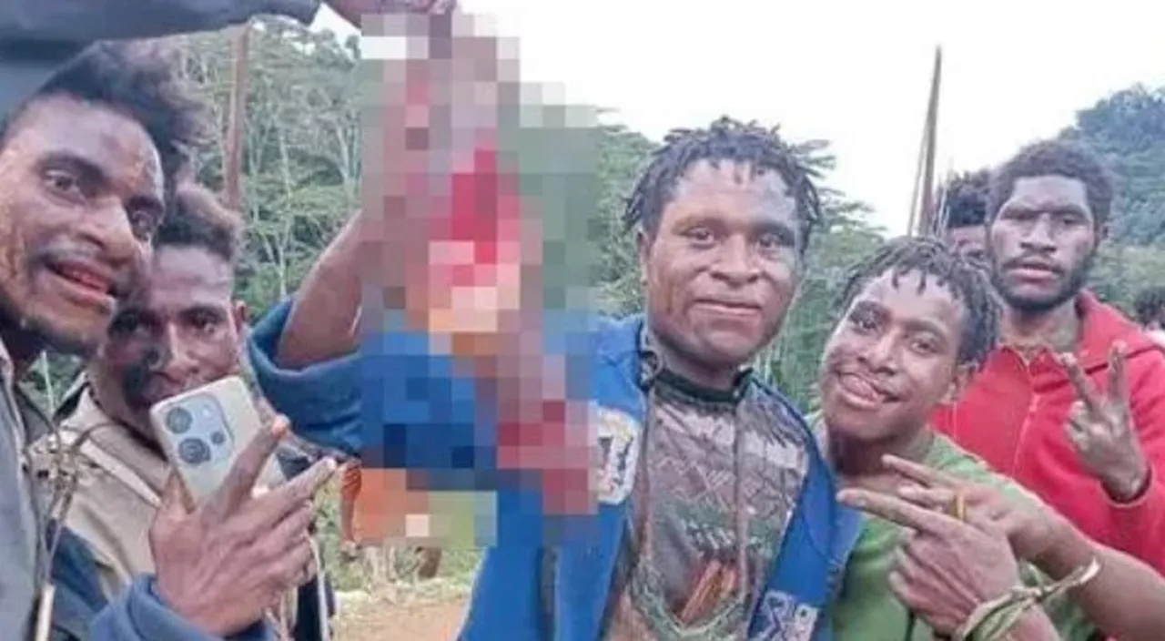 Máfia Canibal em Papua-Nova Guiné Exibe Partes de Corpos