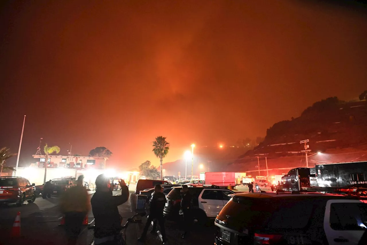 Incêndio Florestal Ameaça Subúrbio de Los Angeles