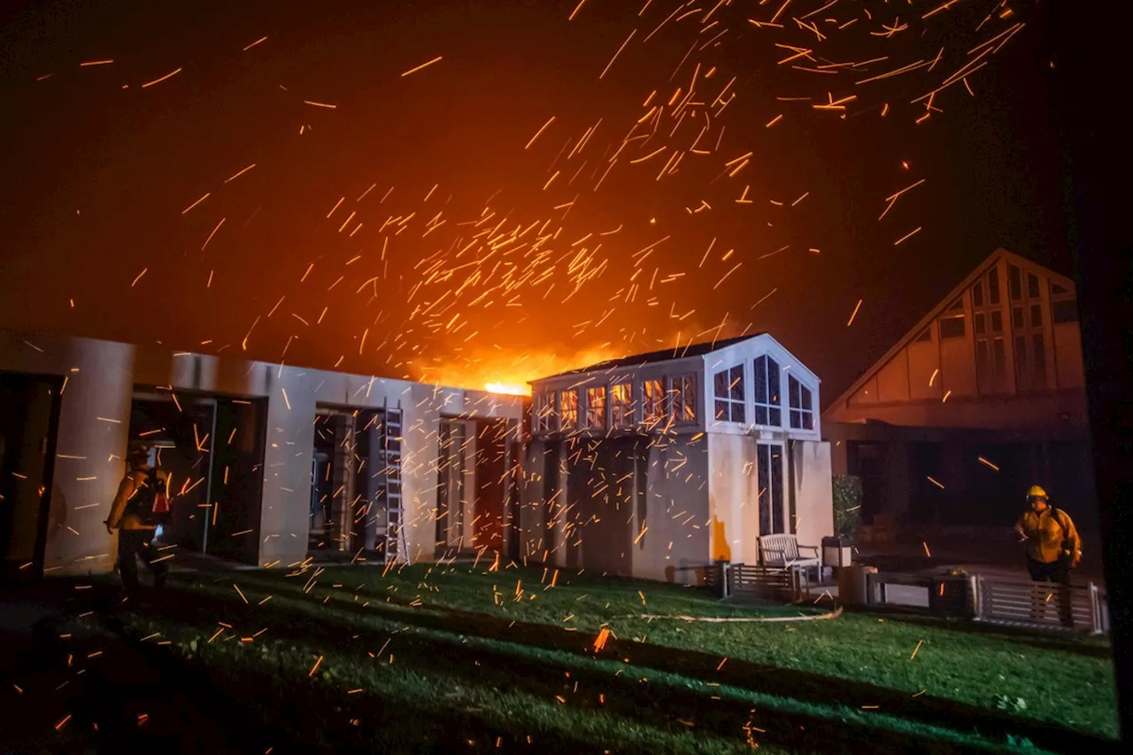 Incêndio Florestal em Los Angeles Ameaça mais de 10 Mil casas