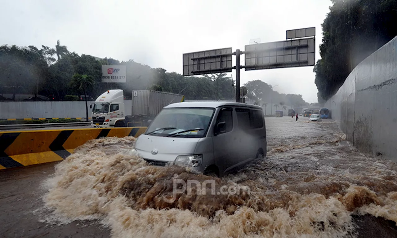 Banjir Terjang Tiga Ruas Jalan di Jakarta Barat