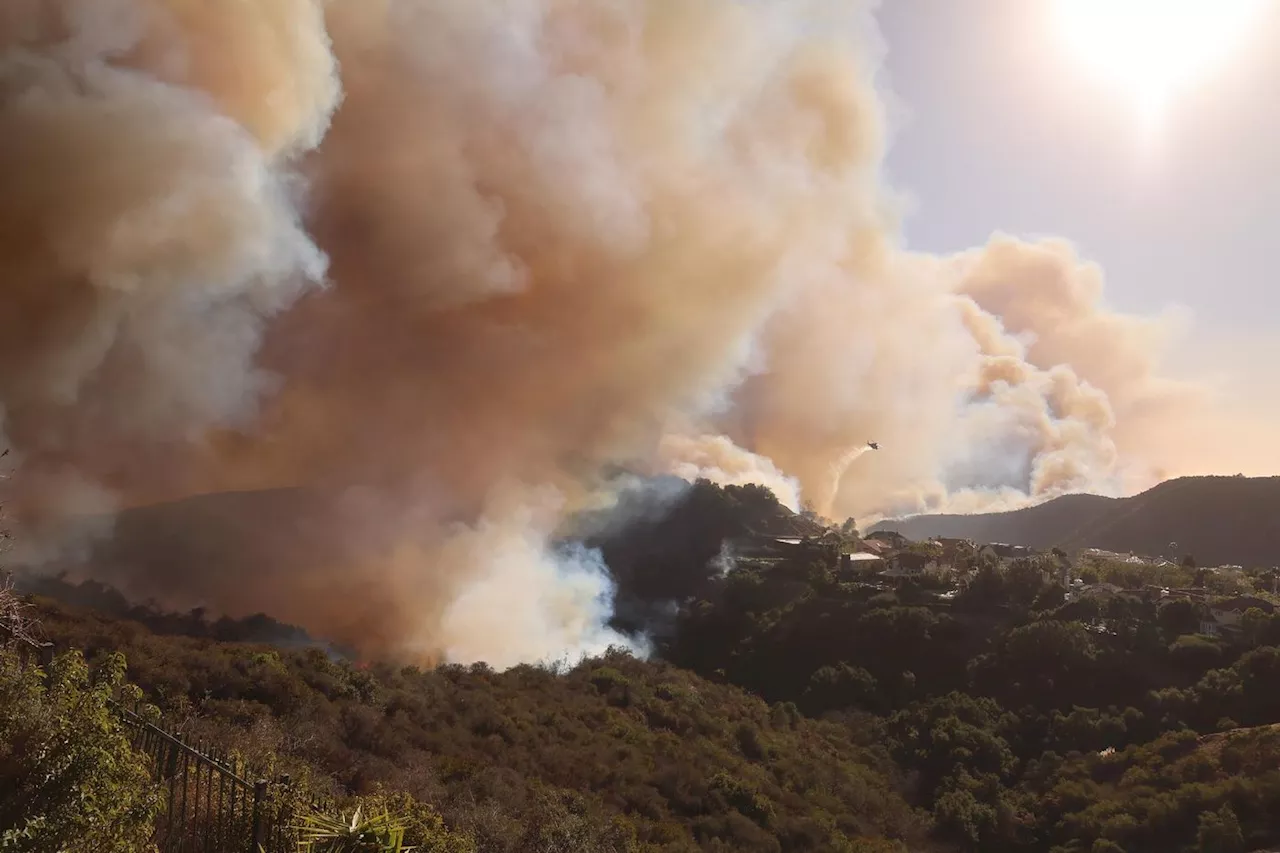 Un incendie intense provoque des milliers d'évacuations aux portes de Los Angeles