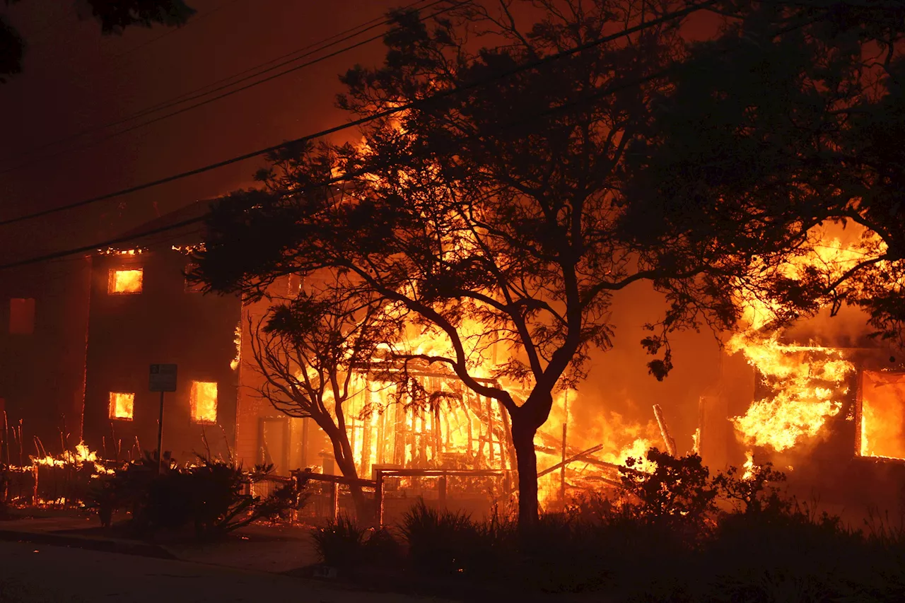 Tres frentes de incendios devastadores cercan Los Ángeles, en estado de emergencia