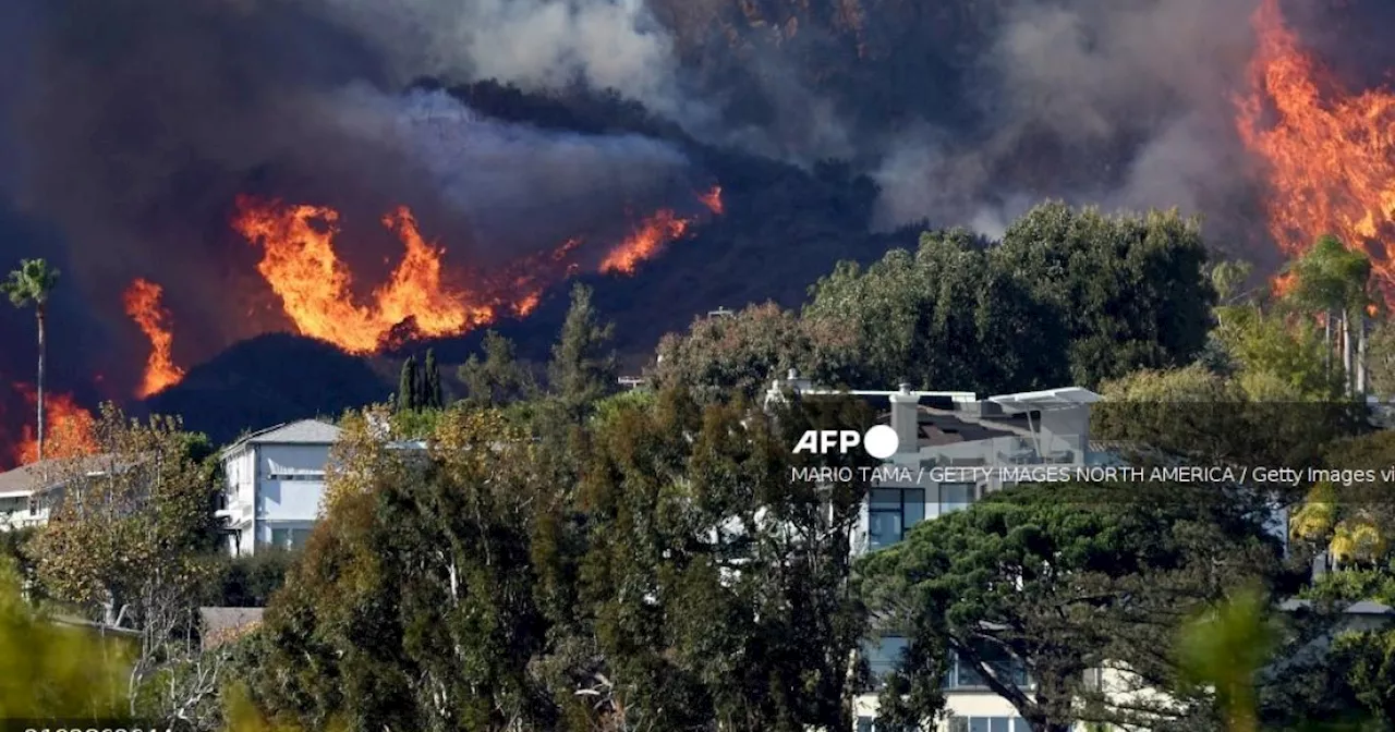 Incendio en Los Ángeles alimentado por fuertes vientos