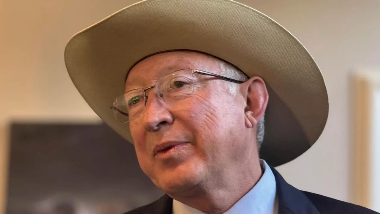 Ken Salazar regresa a su rancho: "Tres años de claroscuros"