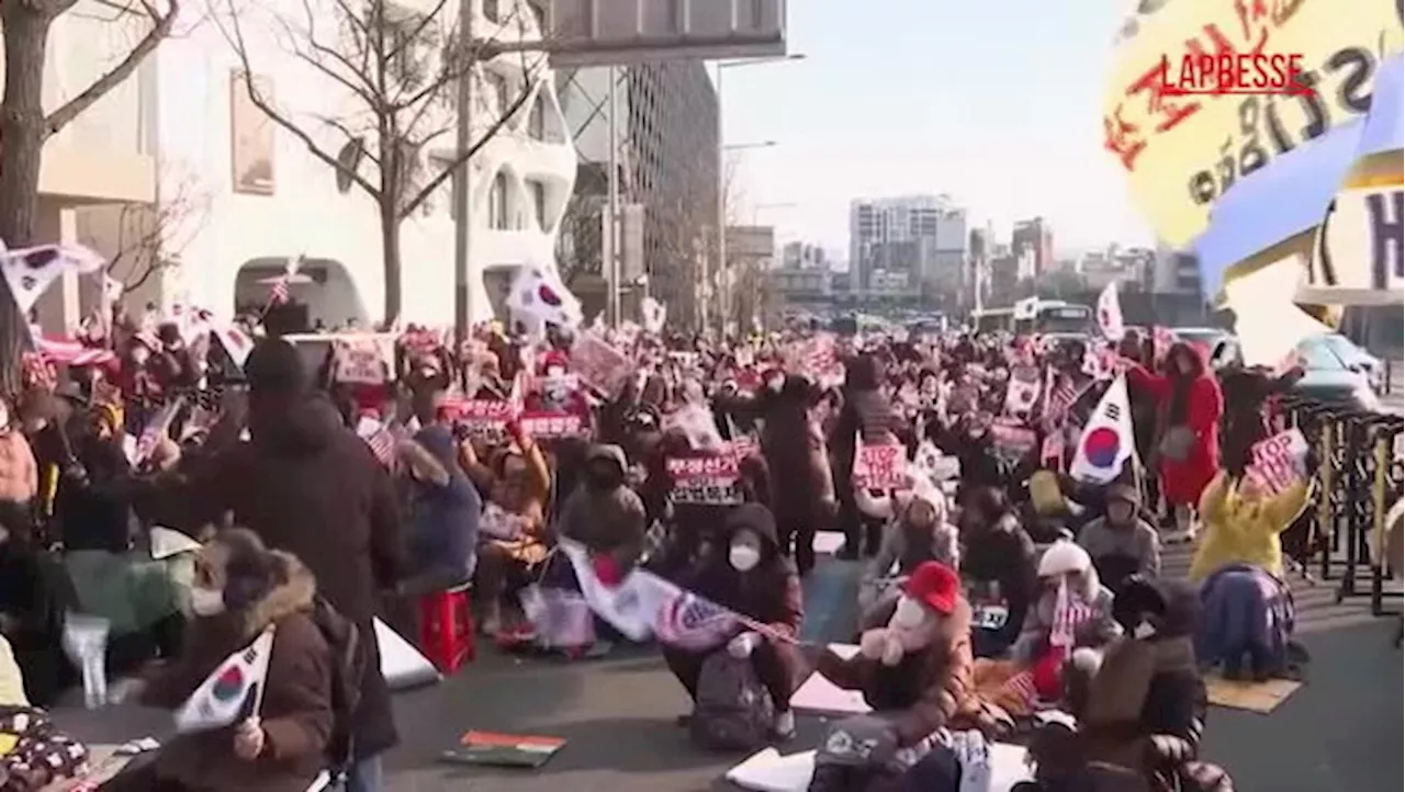 Manifestazioni a Seul per la rimozione del presidente Yoon