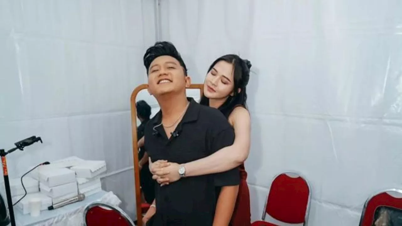 Keharmonisan Denny Caknan dan Bella Bonita: Cinta yang Hangat di Balik Panggung Musik