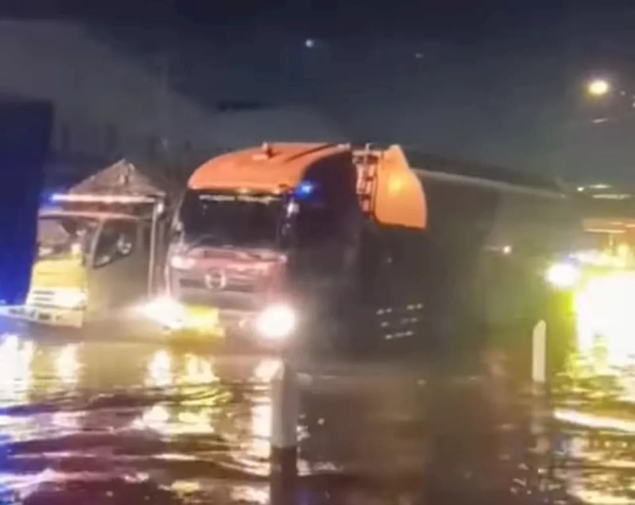 Banjir Rob Mengganggu Lalu Lintas di Pantura Semarang-Demak