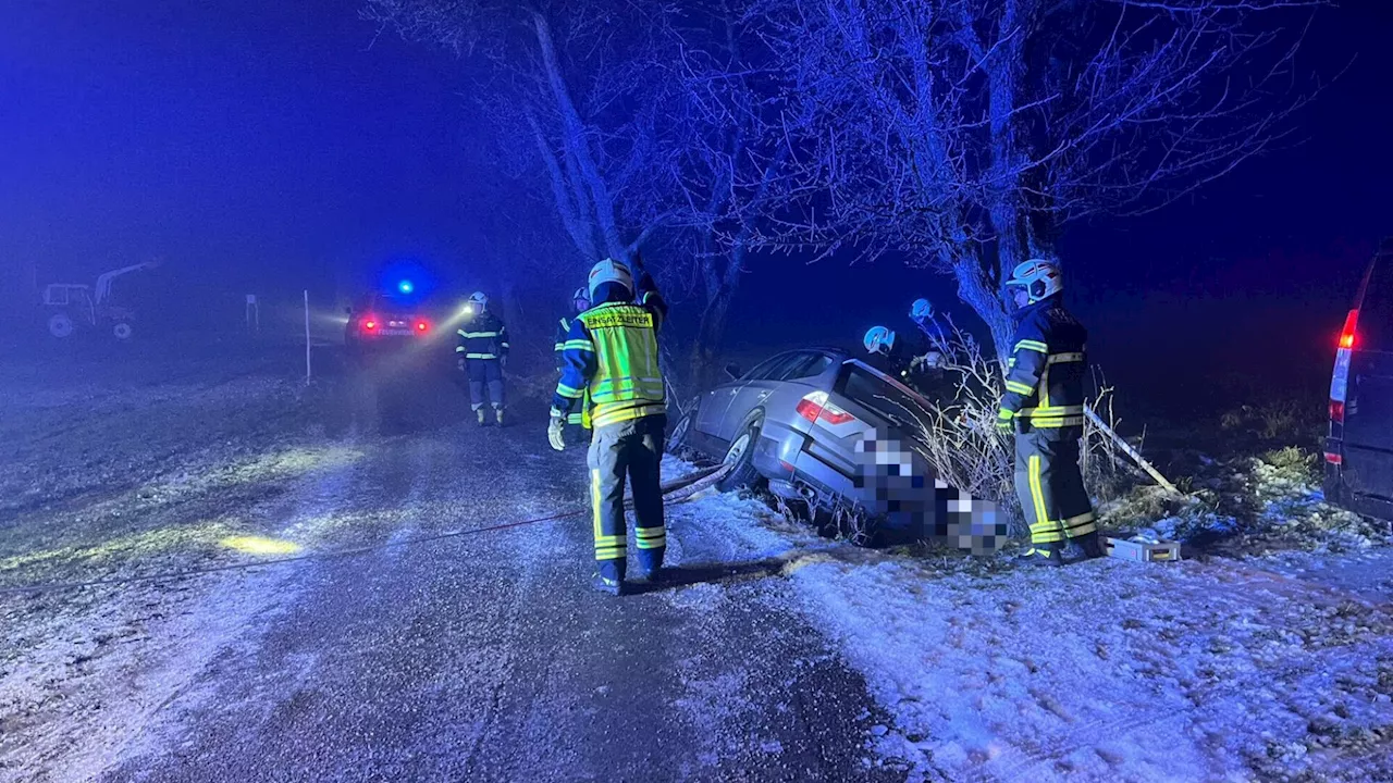 Feuerwehr Weistrach befreit Pkw aus Straßengraben