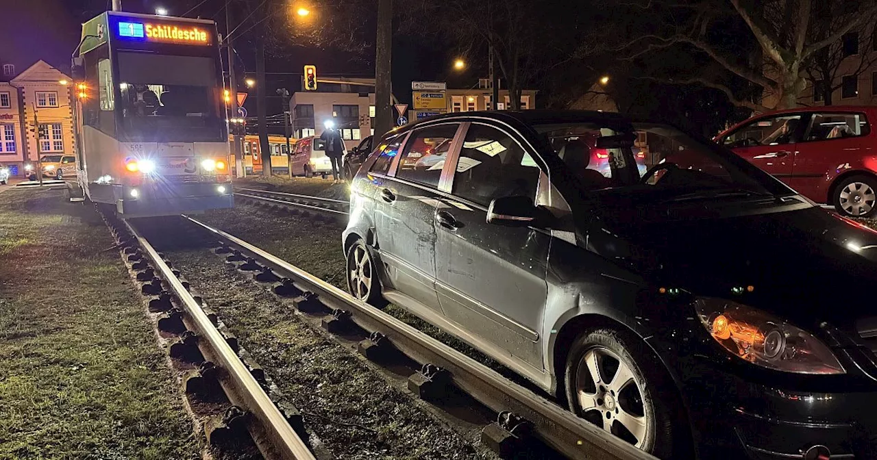 Auto landet erneut auf Stadtbahn-Gleisen in Bielefeld