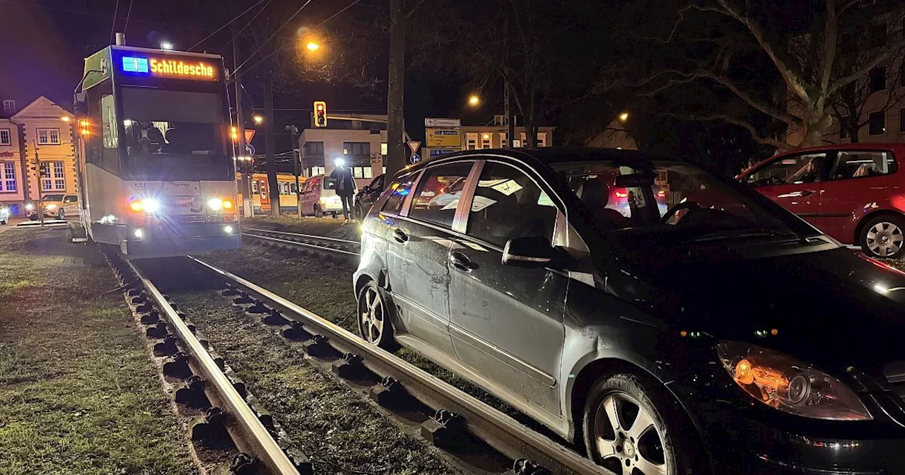 Bielefelder Stadtbahnverkehr durch Auto auf den Gleisen lahmgelegt