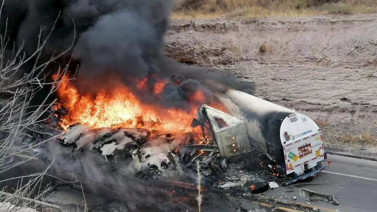 Carretera Silao-San Felipe parcialmente cerrada después de choque de camiones