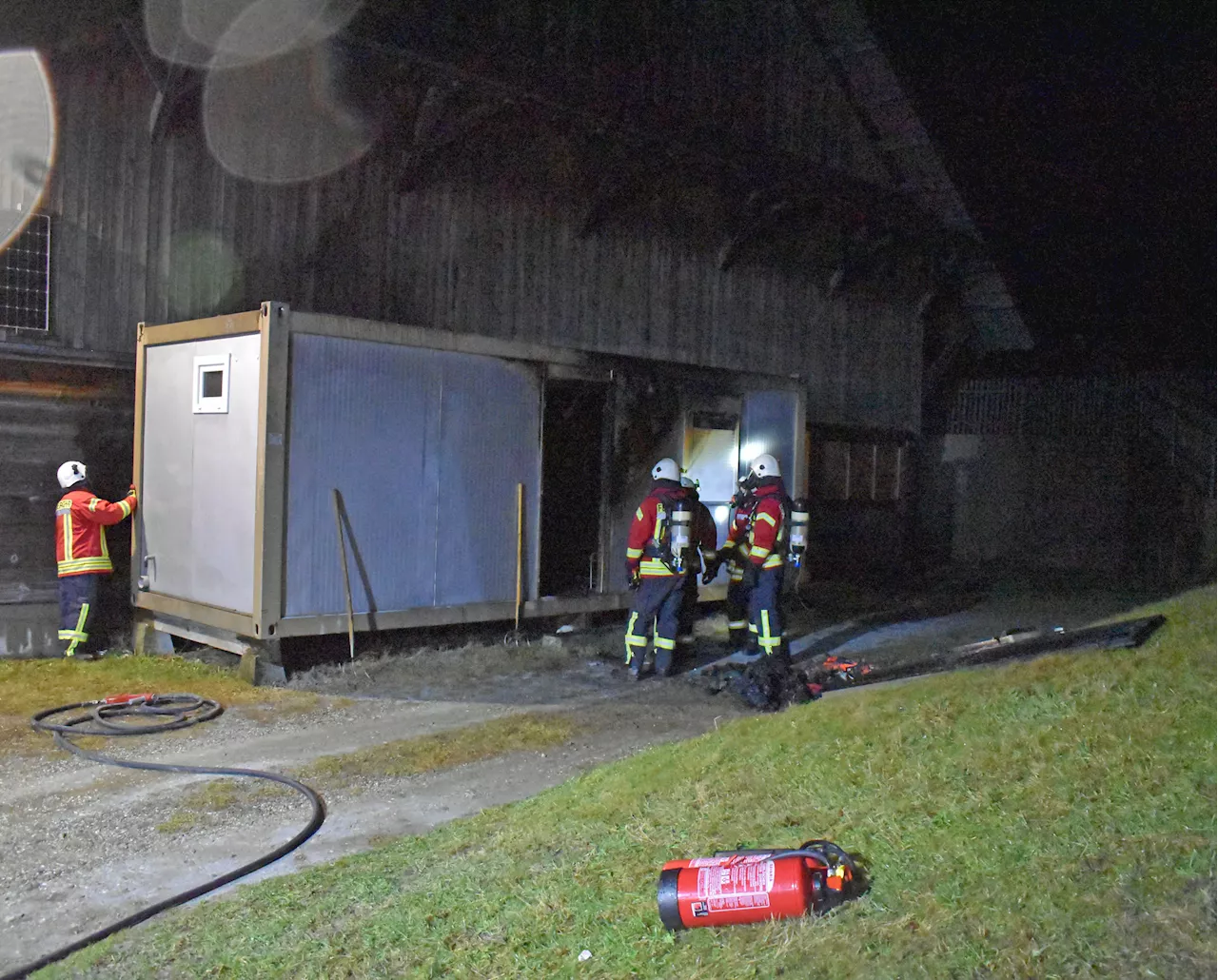 Metallcontainer brannte in Luthern - Eine Person schwer verletzt