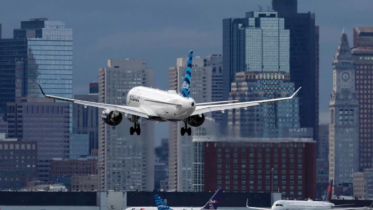 Pasajero abre puerta de avión antes del despegue en Boston