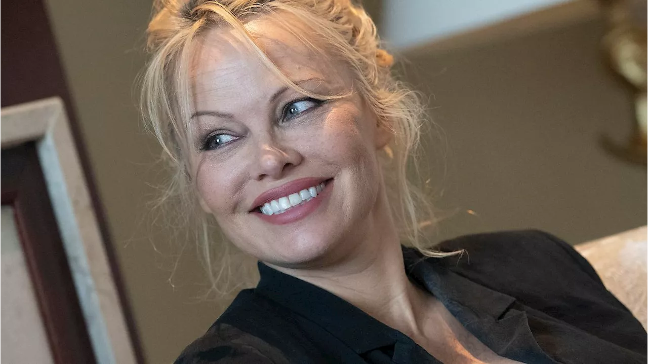 Pamela Anderson: Baywatch-Schauspielerin berichtet von gruseliger Flugzeugattacke