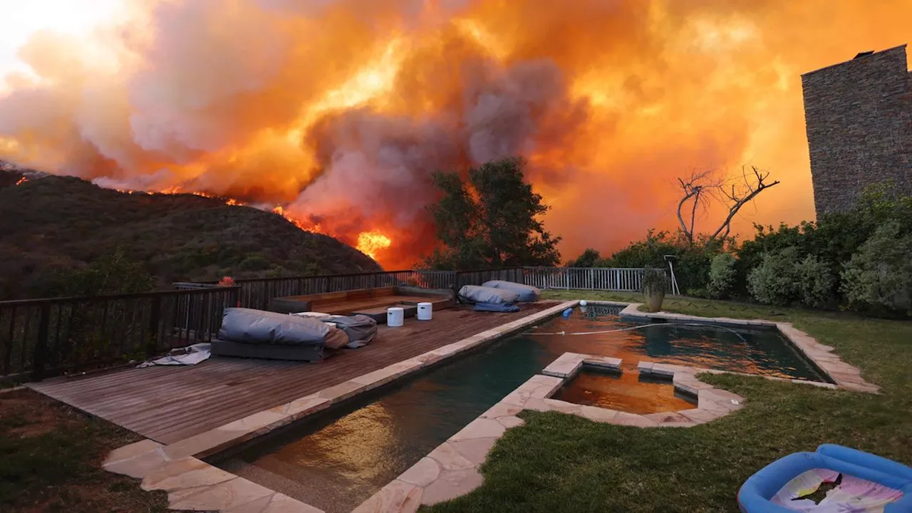 Bilder aus Pacific Palades: Großfeuer wütet bei Los Angeles – Zehntausende Menschen auf der Flucht