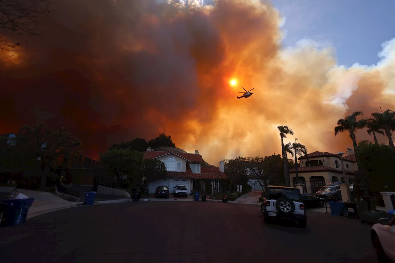 Palisades Fire Threatens Homes in Pacific Palisades