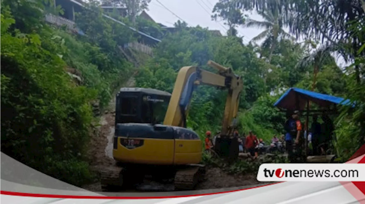 Tanah Longsor Tutup Akses Jalan Objek Wisata Telaga Ngebel Ponorogo