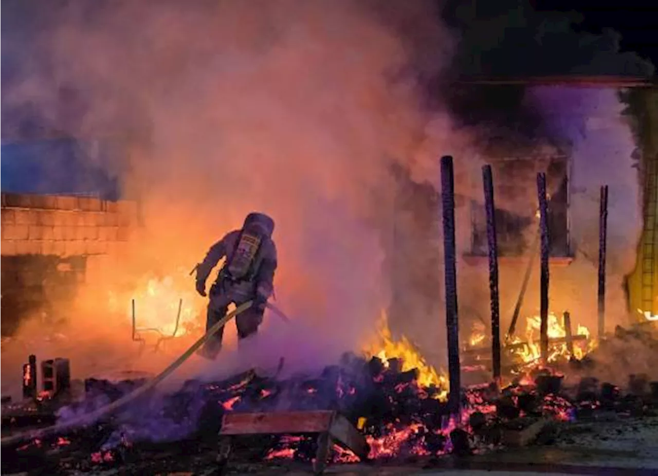 Bomberos de Ramos Arizpe sofocan incendio en vivienda deshabitada