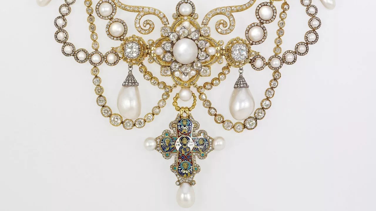 In mostra a Londra i preziosi collier «segreti» di due regine