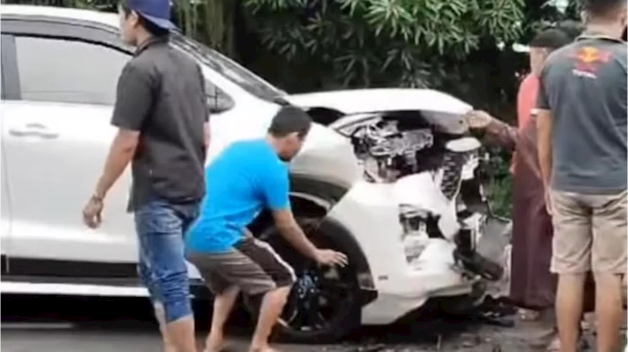 Kecelakaan adu banteng Innova Zenix vs HR-V