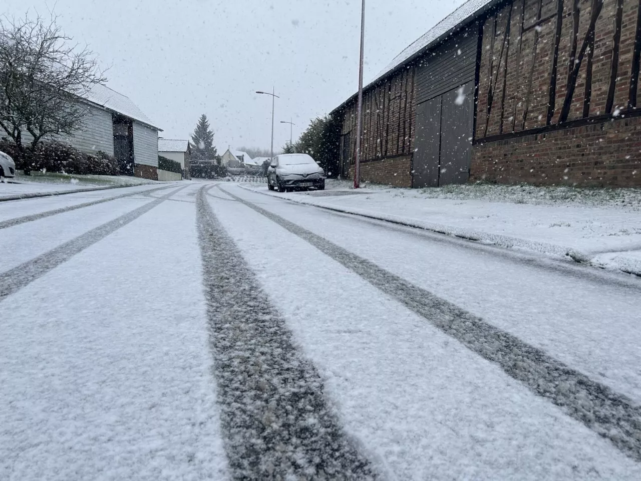 La neige tombe en France : est-ce un motif légitime pour ne pas aller au travail ?