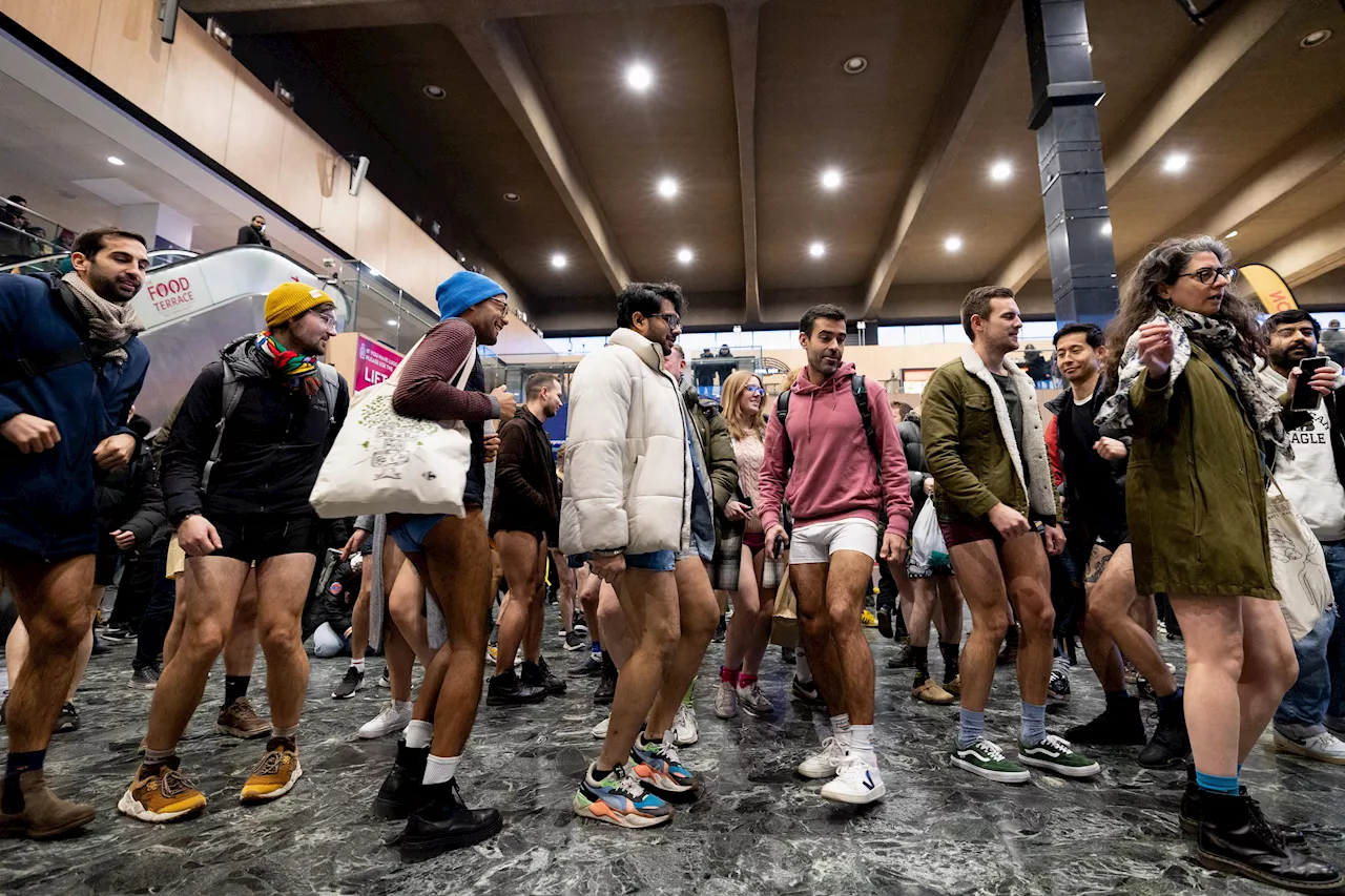 Metropolitana in mutande: Londra torna al 'No Trousers Tube Ride'