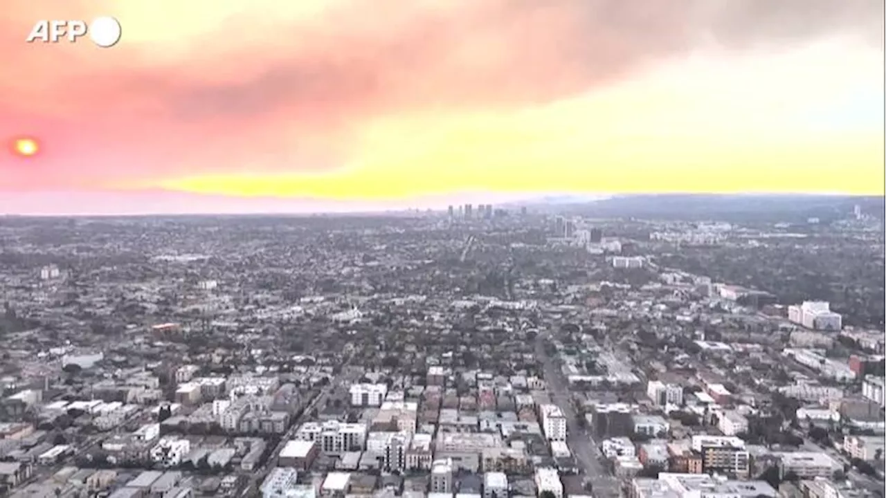 In volo su Los Angeles, le immagini dei devastanti incendi