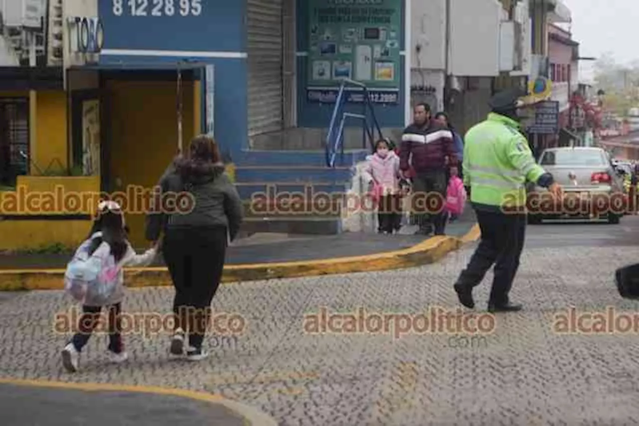 Con frío y lluvia, alumnos de nivel básico regresan a clases en Veracruz