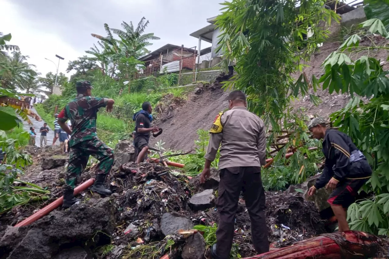 3 Rumah Rusak Tergerus Tanah Longsor di Lombok Timur