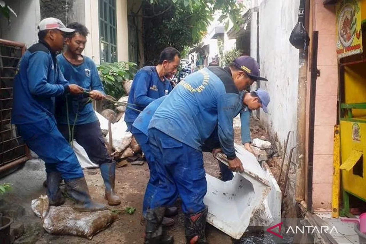 Sudin SDA Jakarta Barat Normalisasi 200 Saluran Air Cegah Banjir