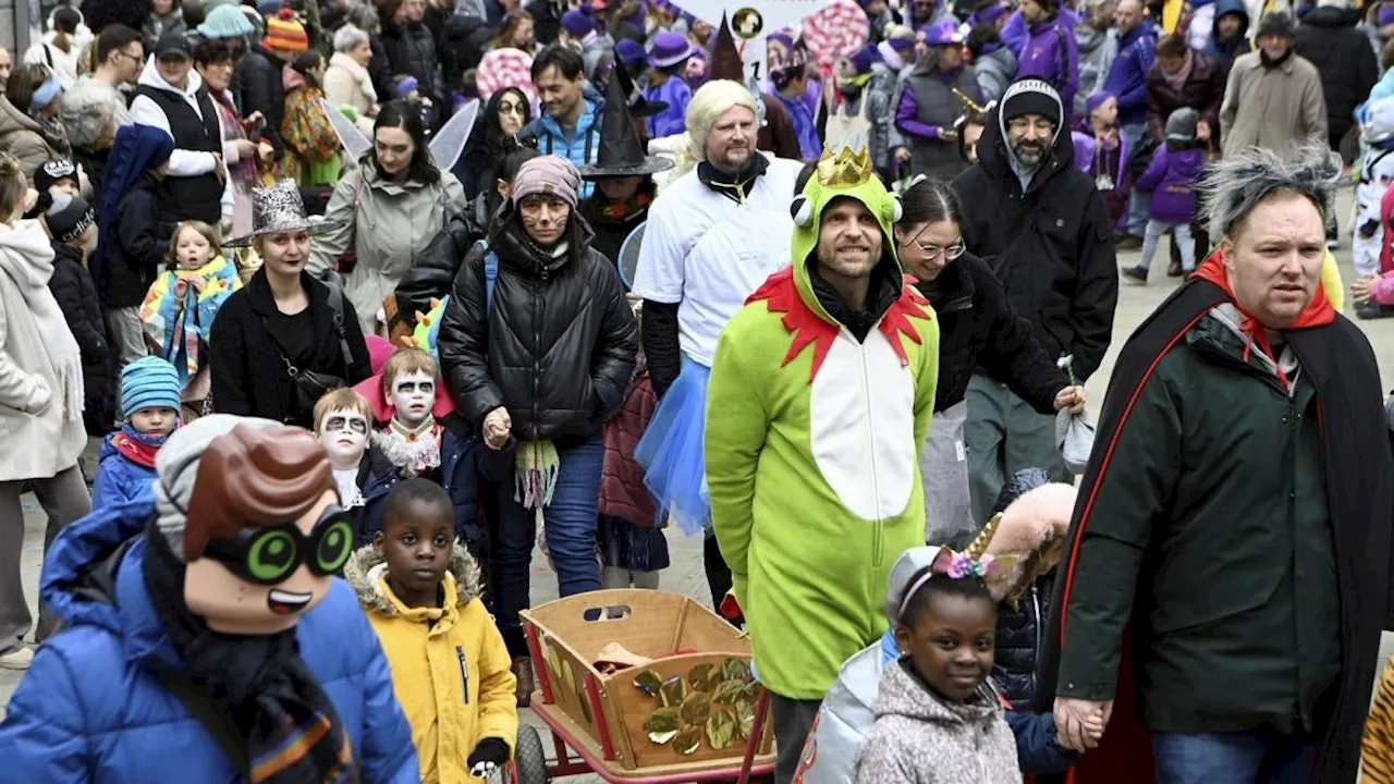 Kinder-Faschingsumzug zieht in Augsburg wieder durch die Innenstadt 