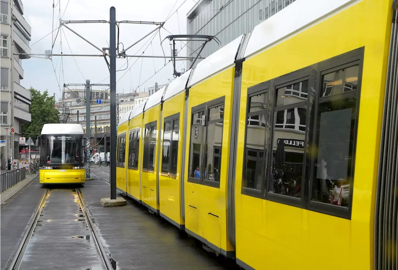 Lastwagen beschädigt Oberleitung, Straßenbahnverkehr gestört