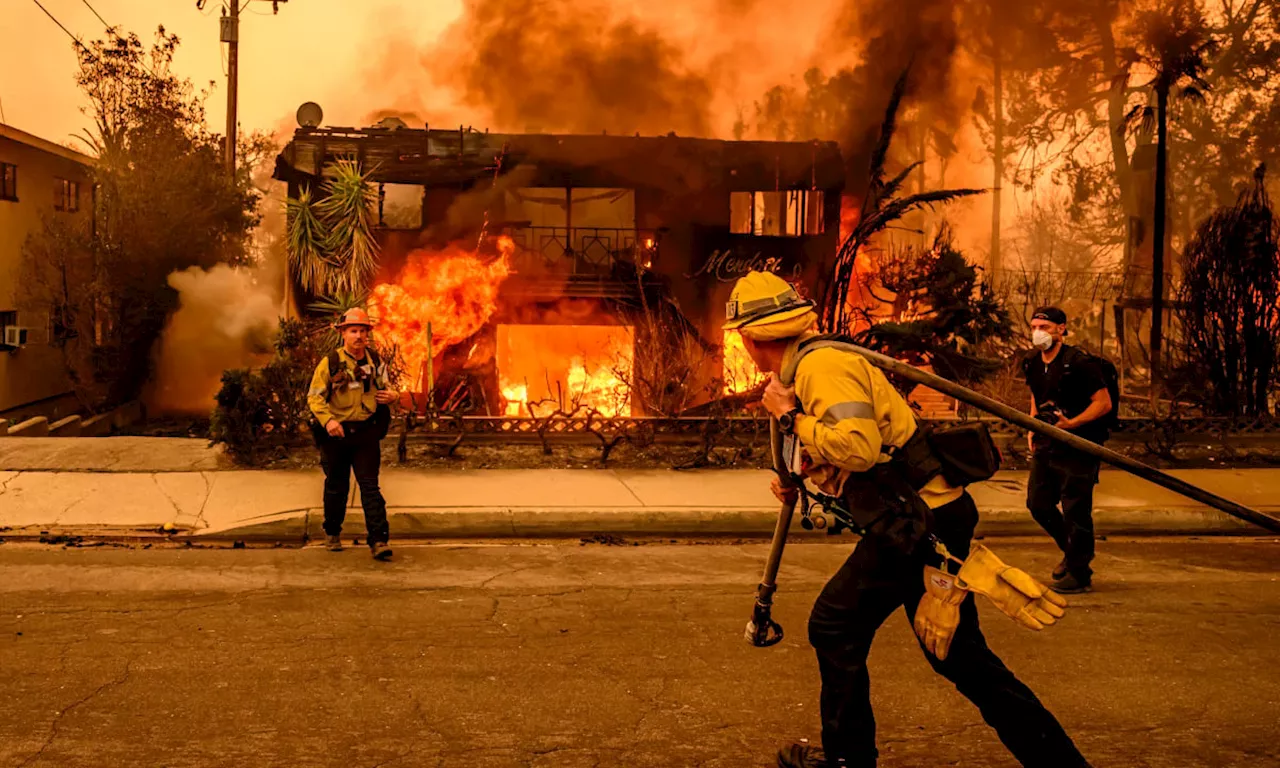 Incêndios devastam Los Angeles: pelo menos cinco mortos e 130 mil pessoas em alerta