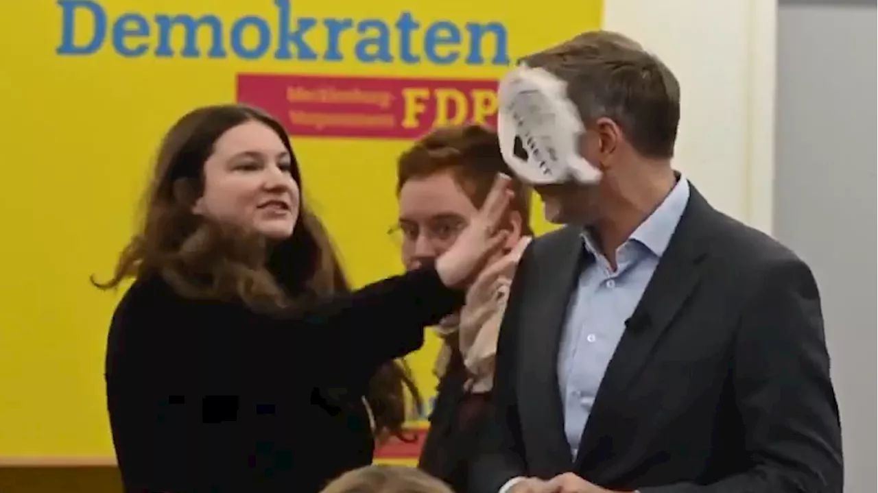 Eklat bei Wahlkampfauftritt: Zuschauerin wirft FDP-Lindner Pseudo-Torte ins Gesicht