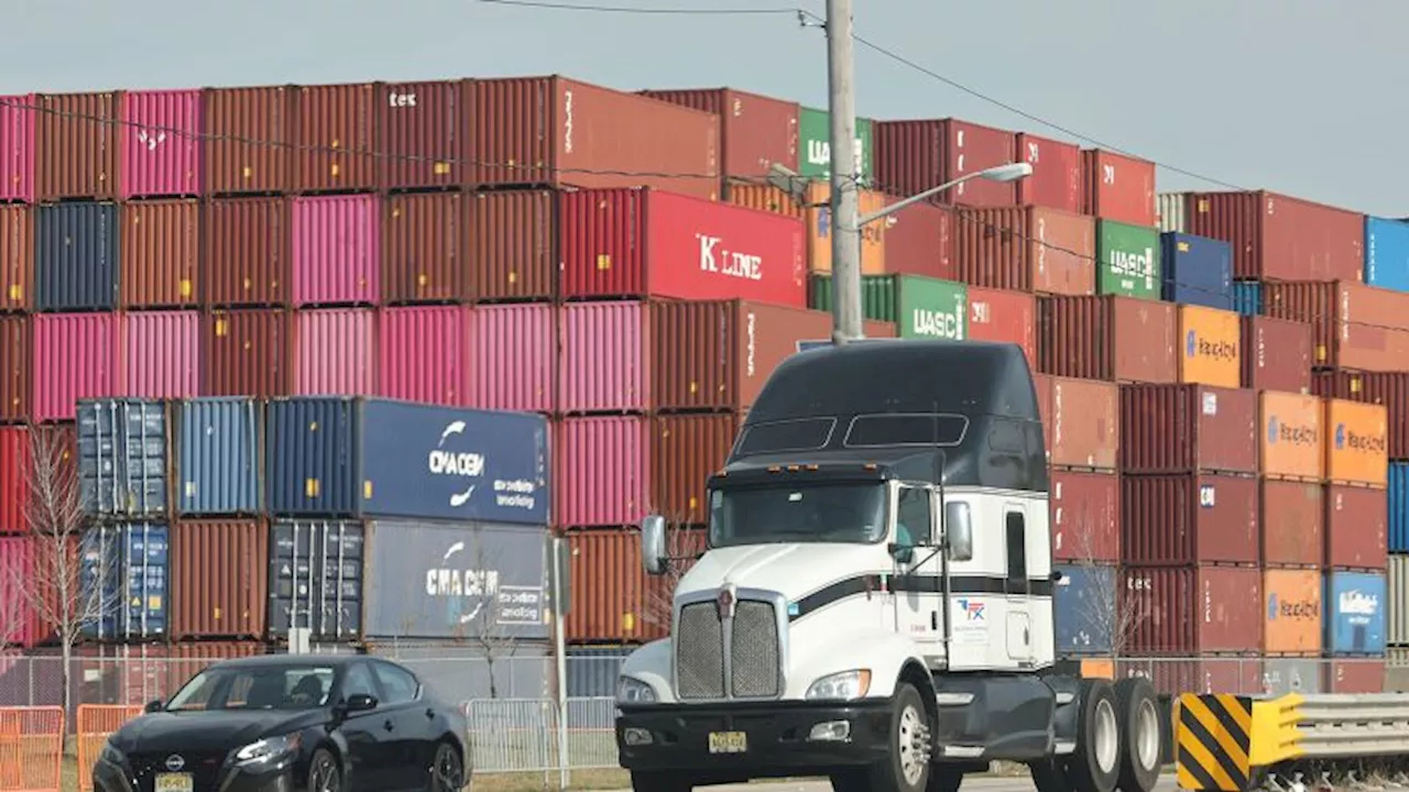 Longshoremen Avoid Strike With Tentative Deal on East and Gulf Coast Ports