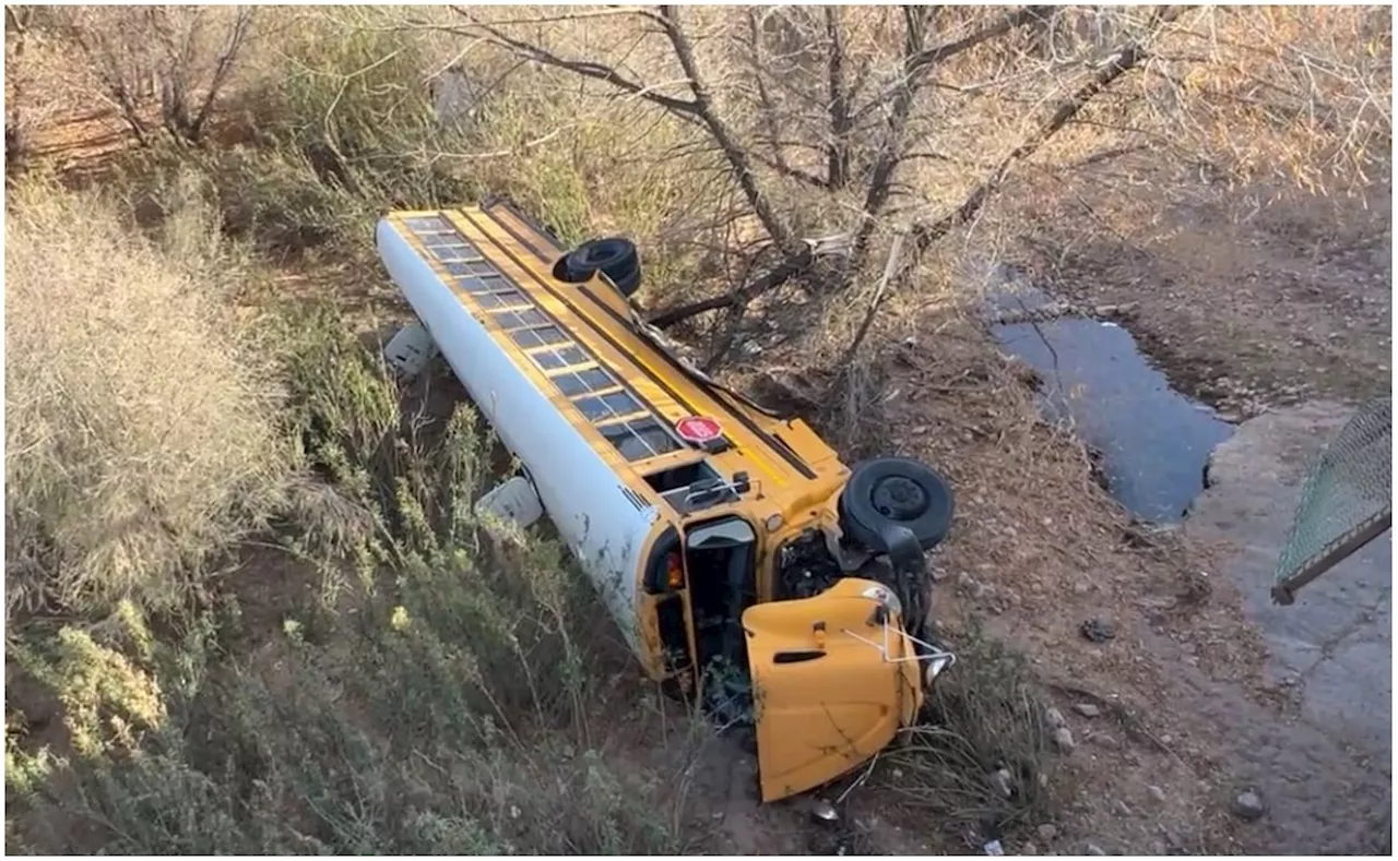 Camión con obreros de maquila cae de puente en Nogales, Sonora; reportan 8 lesionados