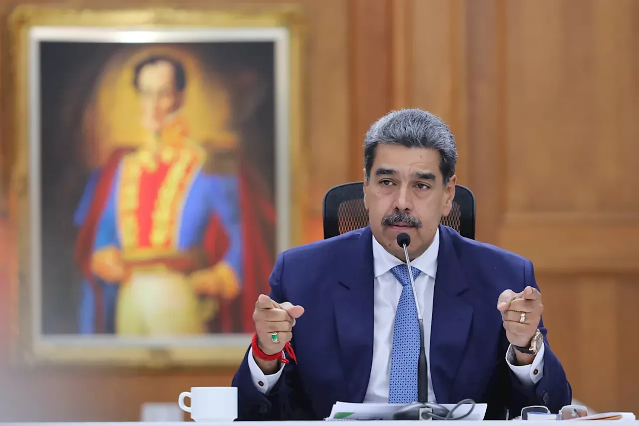 Maduro toma posesión por tercera vez, mientras González regresa para protestar