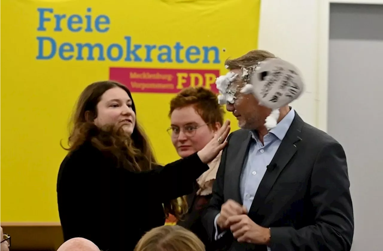 FDP-Chef Lindner bei Wahlkampfveranstaltung in Greifswald mit Schaumtorte beworfen