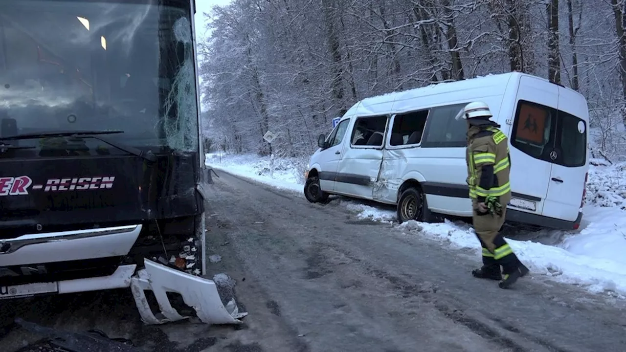 Schnee-Unfall in NRW: Busse stoßen zusammen, Kinder verletzt