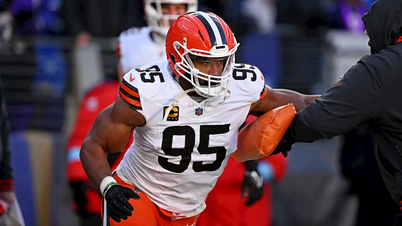 Myles Garrett Gives Jersey to Ravens Rookie Roger Rosengarten