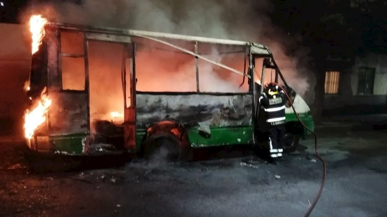 Incendio de microbús en la alcaldía Azcapotzalco