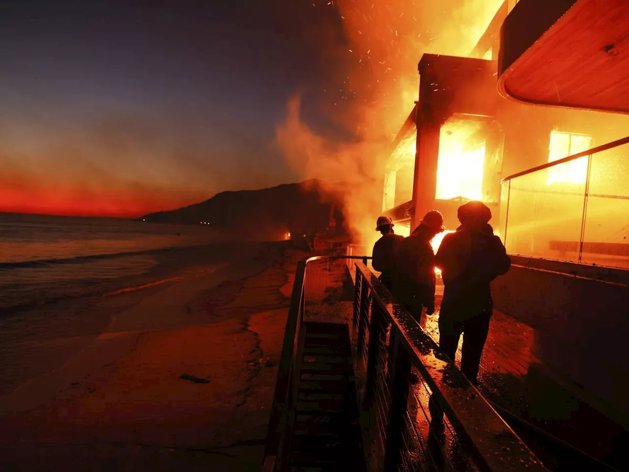 Inferno a Los Angeles, almeno 5 morti: 'Gli incendi più devastanti della storia'