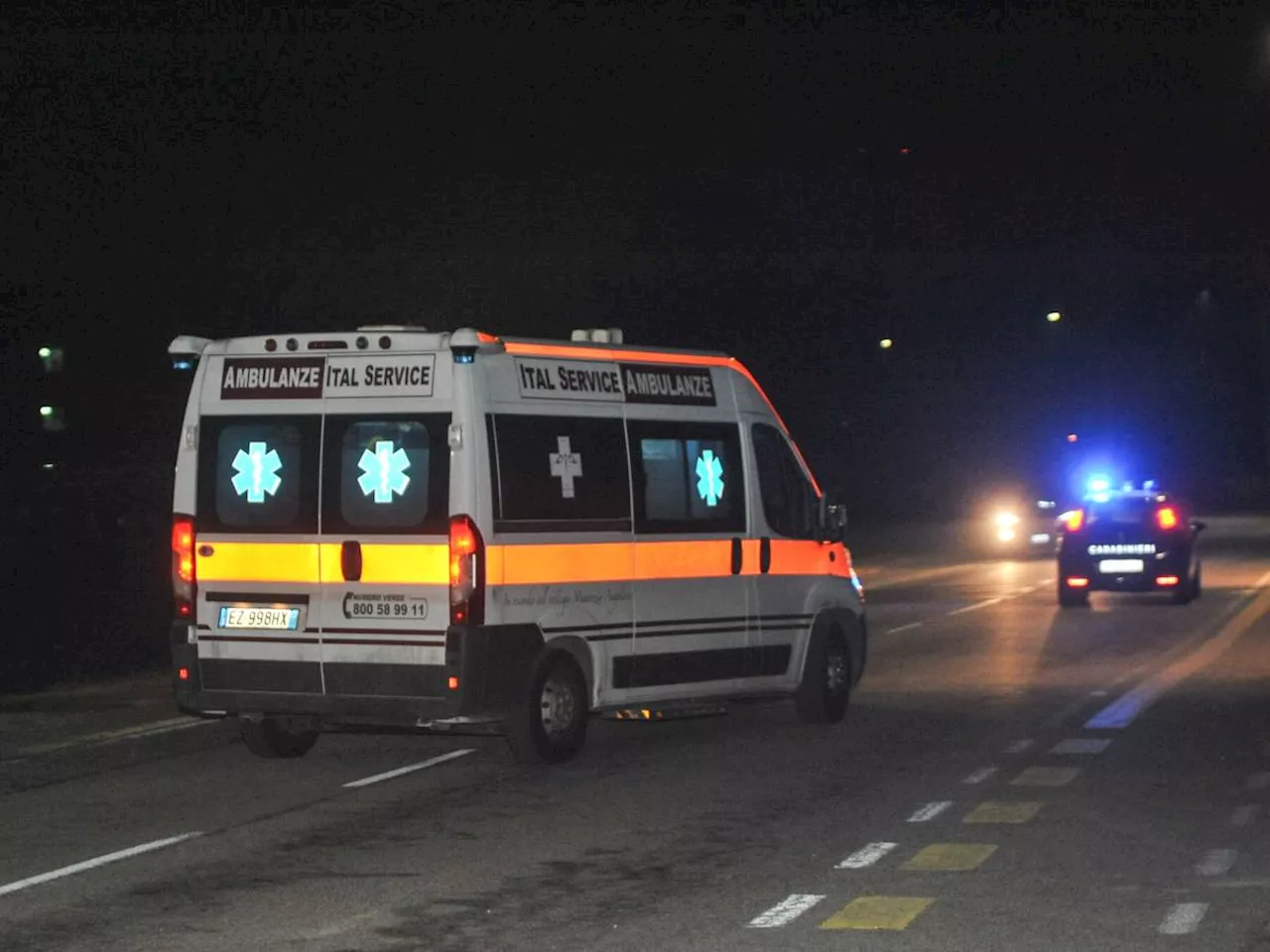 Tragico scontro tra auto e pullman nel Bolognese: un morto e 20 feriti