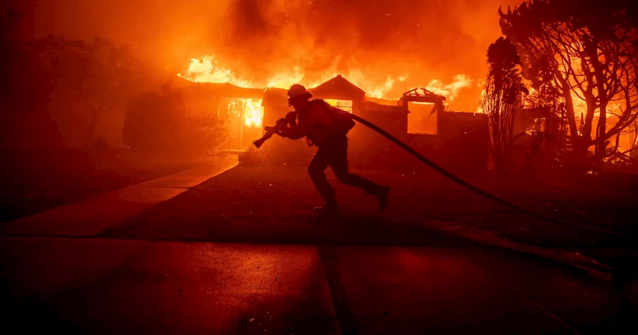 Arde California: por incendios evacuan a 100 mil