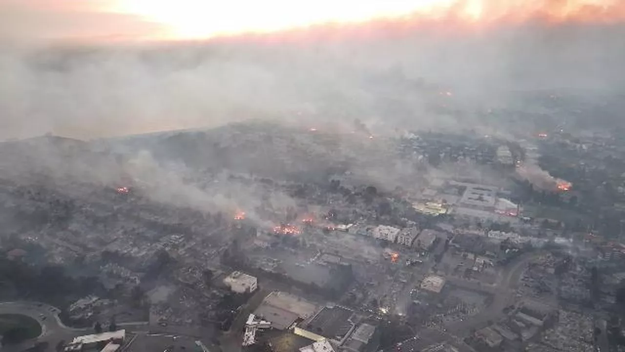 Los Angeles, centinaia di case ridotte in cenere dagli incendi: la devastazione ripresa dal drone