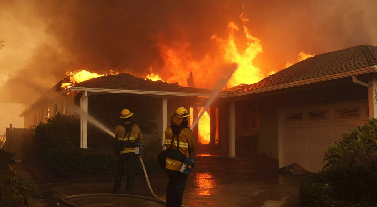 Incendio a Los Angeles, cosa sta succedendo? Rogo indomabile, ordinata evacuazione a Hollywood: Biden annulla