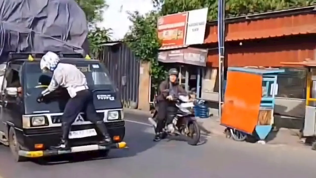 Bak Spiderman, Aksi Petugas Dishub Depok Coba Hentikan Mobil Overload Viral di Medsos