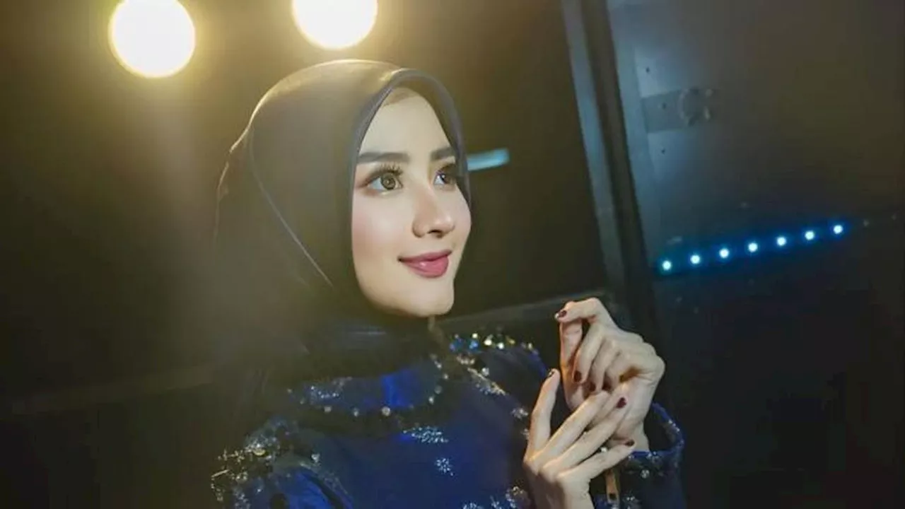 Ghea Youbi Tampil Anggun dengan Hijab